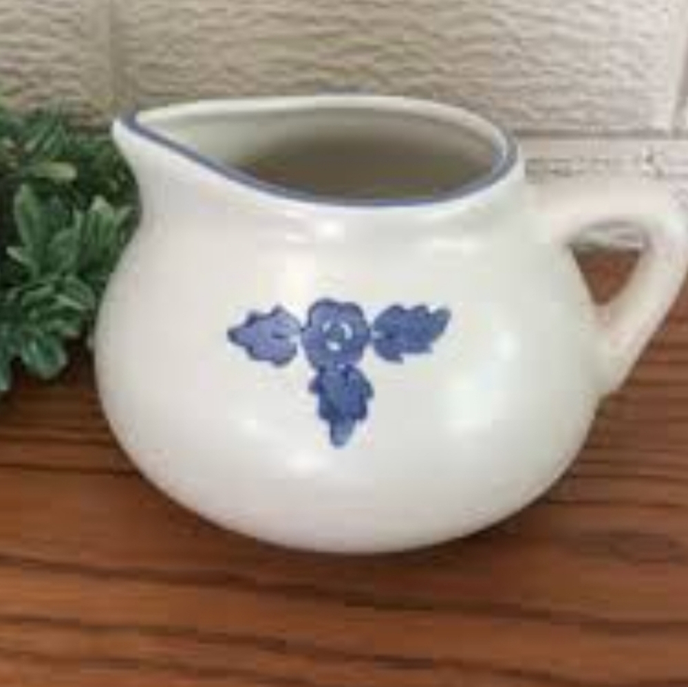 Pfaltzgraff Yorktowne Large Creamer Gravy Boat Castle Logo